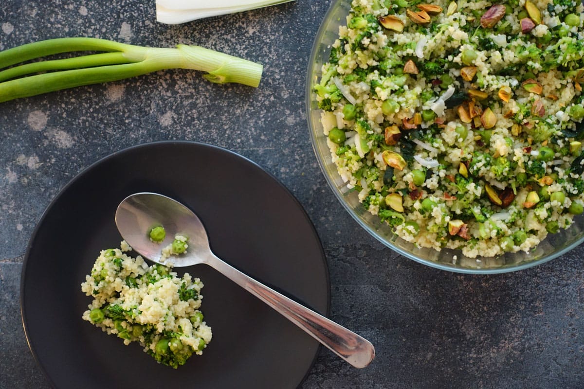 Grüner Couscous-Salat mit Erbsen, Broccoli, Petersilie, Pistazie und Frühlingszwiebel