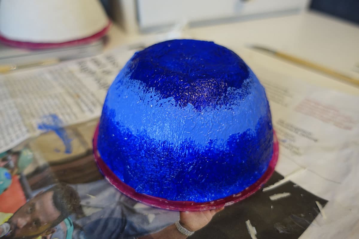 Papiermache DIY Anleitung Pulpe machen und bemalen mit blauer Farbe